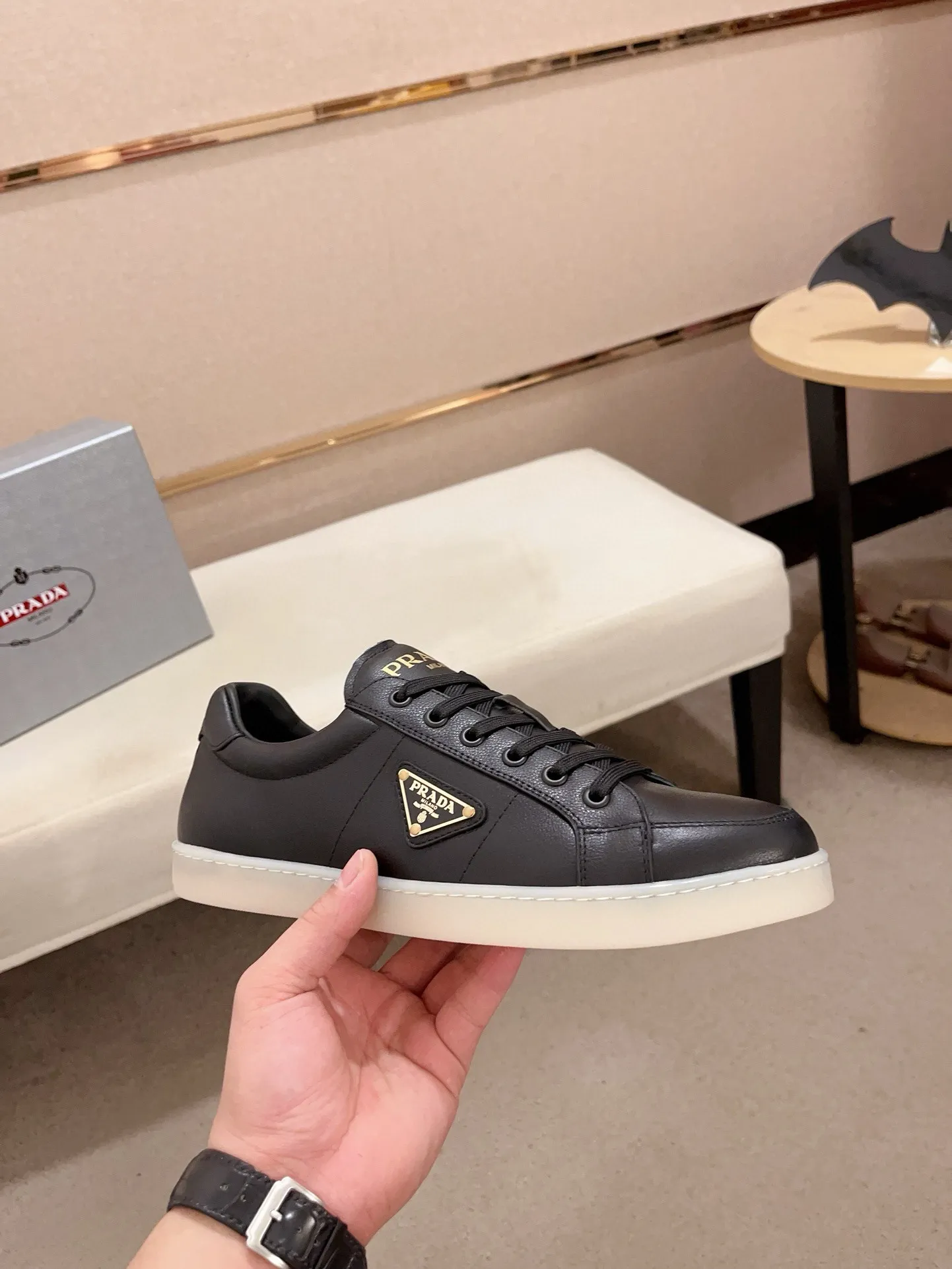 Men's shoes 💰 540💰 ✔️✔️✔️Higher version High-quality new PRADA (Prada) counters are launched at the same time. The new men's shoes and 😘 fabrics are made of high-tech glue-making technology. Lining: Full cowhide lining. 👍🏿 High-end ☄️ air-cushion molded anti-slip rubber outsole, exquisite lines, simple and elegant, comfortable and high-end for leisure travel. Code number: 38 to 44 (45 can be customized and cannot be returned or exchanged)